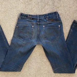 G-star jeans - Lågmidjade g-star jeans i gott skick som har sytts om till bootcut. De är i storlek 27/32. Köpta second hand. Skriv för fler frågor! 💕