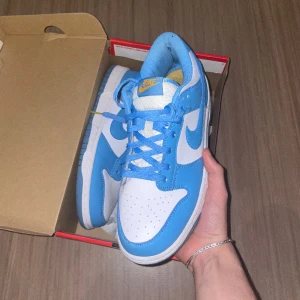 Nike dunks - Säljer nu mina dunks som ligger och dammar upp sig, har haft på mig dom ett fåtal gånger som gör att dom varken är creeasade eller smutsiga. Har du några frågor är de bara att skriva ! Priset går att diskutera(: