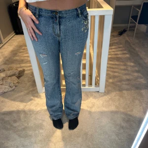 Lågmidjade jeans - Lågmidjade jeans med paljetter på sidan. Är 175 och dom går ner till fötterna❤️