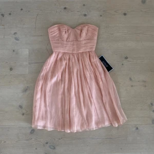 Klänning  - Supersöt finklänning som funderar till alla tillfällen. Sitter väldigt smickrande över midjan och bysten 😊😝