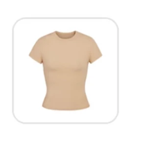 Skims clay t-shirt - Säljer min jätte fina clay skims t-shirt, Den finns inte att beställa online mer🩶 Den  är verkligen jätte snygg på men kan tyvärr inte ha den längre då jag har bytt stil  Köpte den för 615kr och säljer den för 230 plus frakt♥️