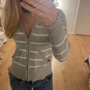 Stickad kofta  - Fint skick, knappt använd så väldigt bra skick! skriv för fler frågor 💕