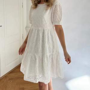Superfin vit klänning från BYIC🤍Perfekt som konfa/studentklänning 😇 Använd 2 gånger, därav nyskick 🩷 Ursprungspris: 1050kr