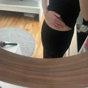 Lång kjol med slit - Säljer denna kjol som jag fick i julklapp, aldrig använd. Ribbat material och jätte skön. Sjukt fin och enkel att styla till vad som helst 🙌🏼 jag är 165-166 cm lång och den är ner till marken för mig.