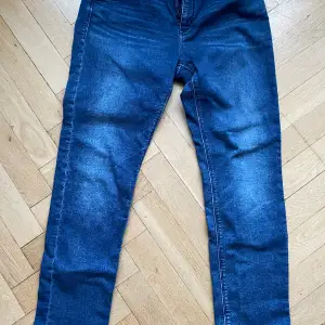 Blå jeans av märket Esprit. Midjemått: 99 cm Längd innerbenet: 74 cm Längd ytterben: 97 cm