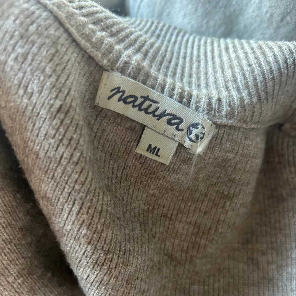 Så fin zip tröja från någon butik i spanien. Nästan helt oanvänd. Den är en M/L men skulle nog säga att den snarare är en S/M. . Tröjor & Koftor.