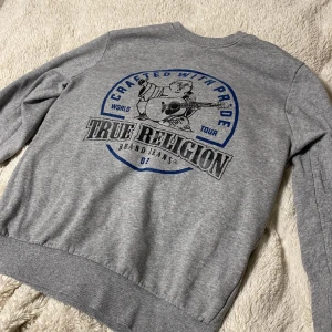 True religion  - Säljer denna ascoola tröja för 300kr, den är väldigt skön samt i bra skick. Skriv till mig vid intresse! 🥰 den är i storlek S! 
