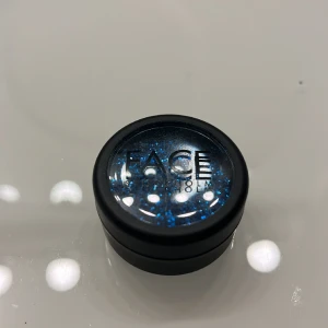 Glitter - Ansiktsglitter från face Stockholm. Helt oanvänt, går att ha på naglar eller annat pyssel också!