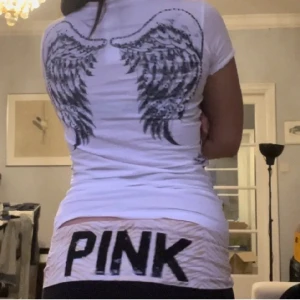 Y2k! - Säljer denna jätte coola tröjan för 300kr, den är använd ett få tal gånger och är lite smutsig men går att tvätta bort. Har inte vågat tvätta den pågrund av diamanterna!❤️❤️ den är i storlek xs-s