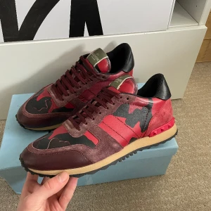 Valentino Rockrunners  - Säljer ett par valentino rockrunners i storlek 43! Skorna är i väldigt bra skick, nästa som nya!  Hör gärna av dig om du har frågor!