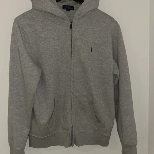 Ralph lauren zip hoodie - 9/10 skick. Xl i barnstorlek, men passar S eller M om man gillar en tightare passform. Mörkblått märke. Pris kan diskuteras vid snabb affär.