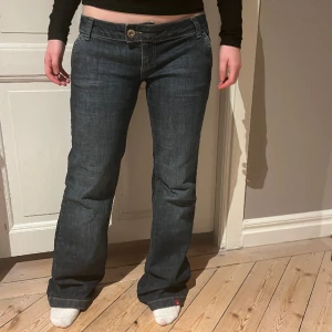 Lågmidjade jeans - Supersnygga lågmidjade bootcutjeans, smickrande passform💝Passar M/L. Perfekt skick. Skriv vid funderingar och kolla in mina andra annonser🫶