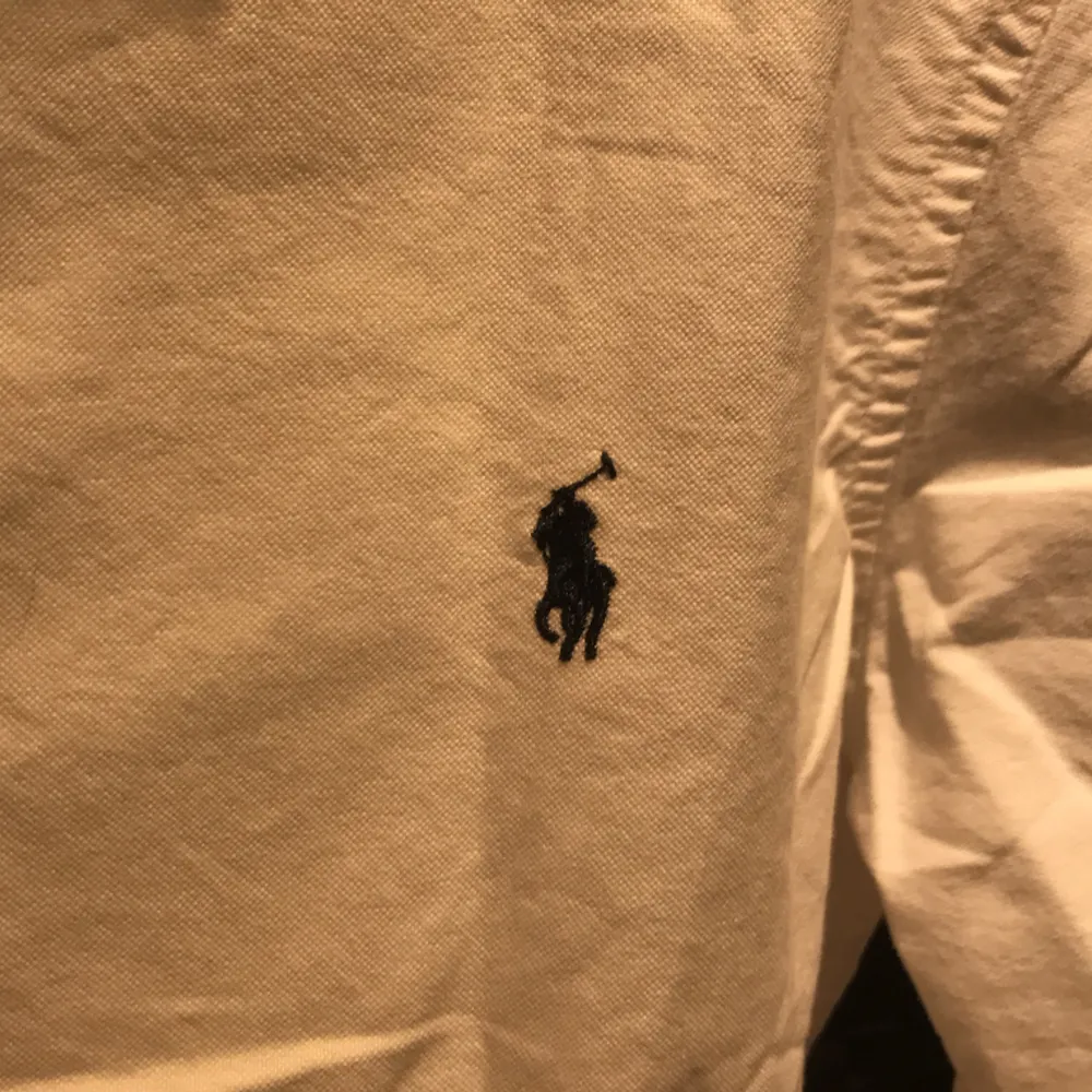 Hej nu säljer jag min Ralph Lauren skjorta då den är för stor. Den är i topp skick och har bara används några gånger. Ej kvitto. Skjortor.