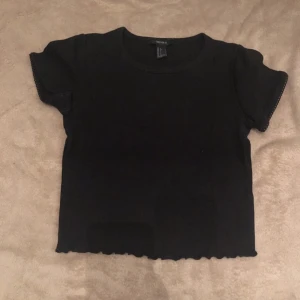 Forever21 croptop  - Lettuce hem. Svart croppad tshirt, tjockt material