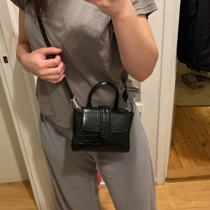 Väska från zara  - Används bara i några gånger.  50kr  