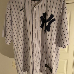 NY yankees tröja- XXL - Tja! Säljer denna NY yankees tröja i XXL. DM för fler frågor