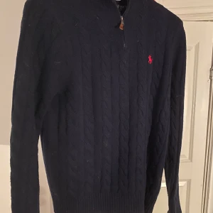 RL cable half zip - XL - Tja! Säljer denna tvör feta cable knit half zip RL i navy blåt. L/XL. DM för fler frågor