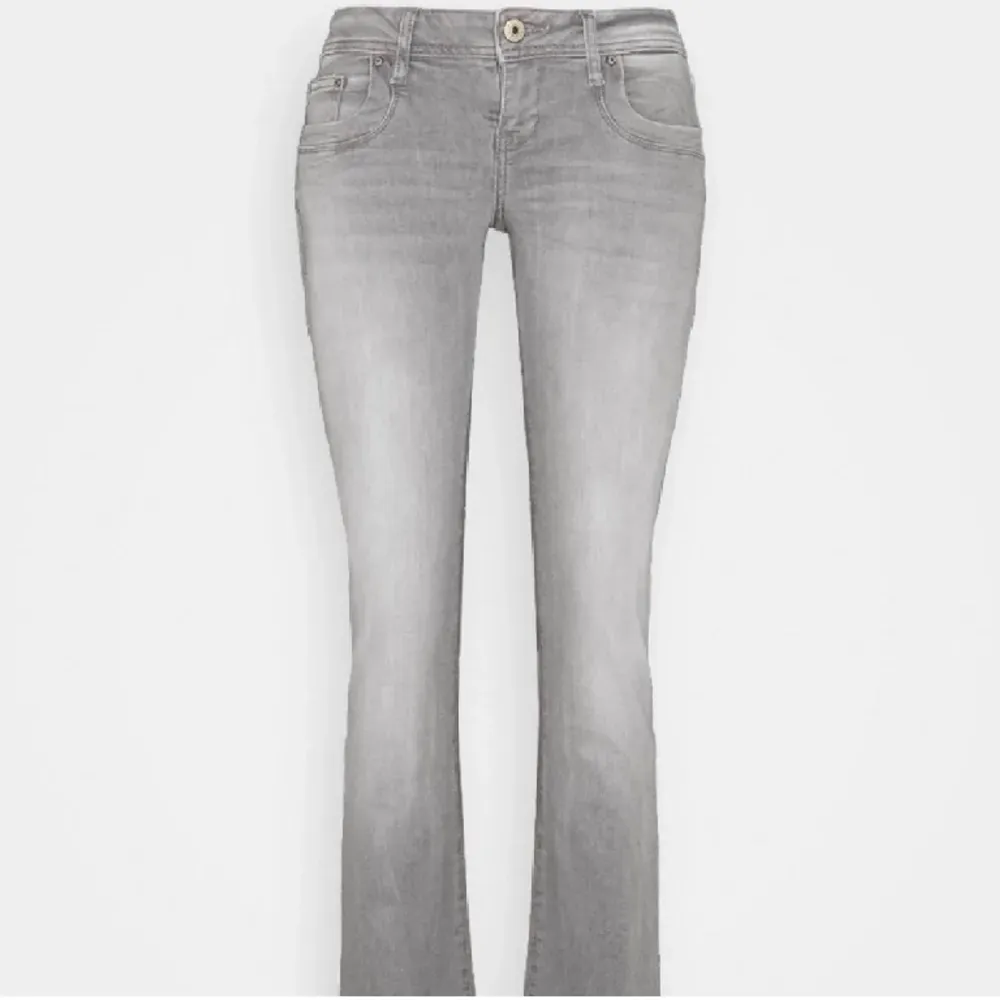 söker någon av dessa ltb jeans i strl 24/32? 25/32? Hör gärna av om du säljer eller vet nån som gör ❣️❣️ obs jag kan betala bra!!. Jeans & Byxor.