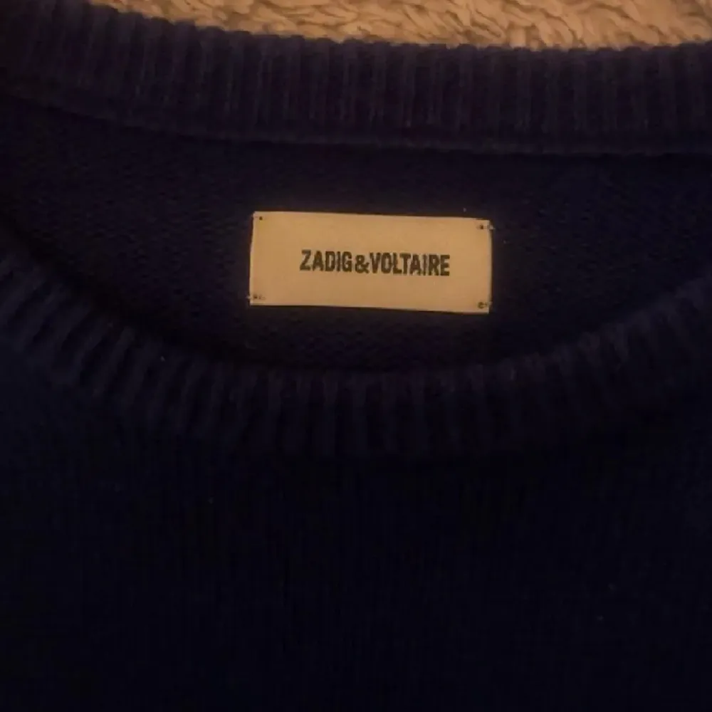 Säljer min Såå fina tröja från  Zadig o Voltaire! Den är i super fint skick! Som ny. Den är i STL XS-S! 💗. Stickat.