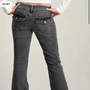 Säljer jeans i färgen grå. Dom är i bra skick💕 dom har storleken 152❤️ jag är 163cm
