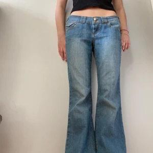 Lågmidjade bootcutjeans - Jättesnygga lågmidjade jeans som jag säljer då de inte kommer till användning. Vet inte vilket märke det är då det inte finns något lapp. Skulle säga att storleken är M Skriv för mer info💗 
