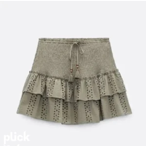 Säljer denna jätte fina kjolen då den aldrig kommer till användning längre och köptes typ 2020! Bra skick och as snygg på somnaren  - Den är storlek M men passar även S, grön och populär