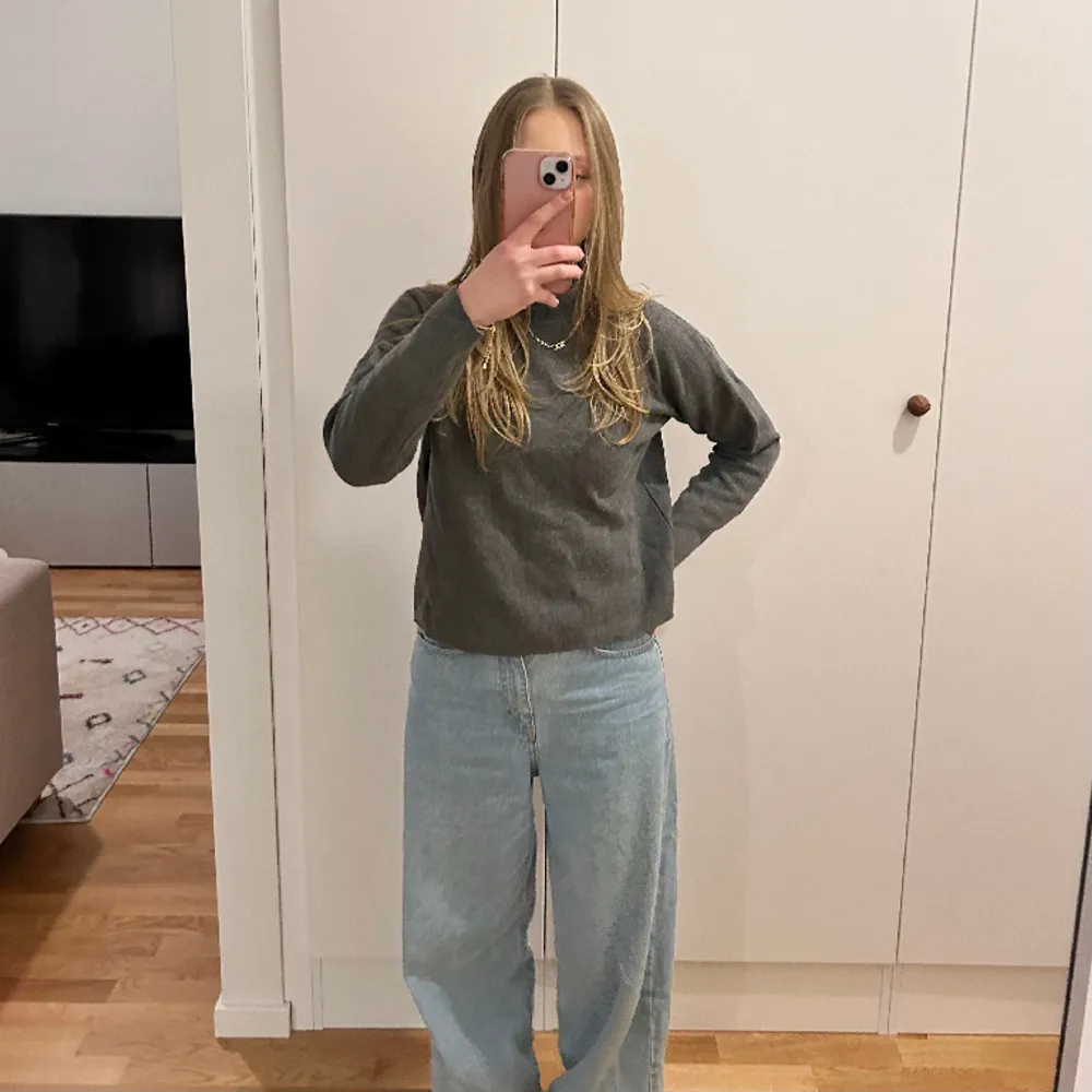 Jättesöt grå långärmad turtleneck-tröja, vintage H&M. Storlek XS! Bra basicplagg att ha😊 Hör av dig om du undrar något!🩷. Skjortor.