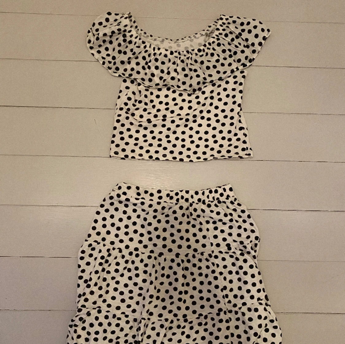 Prickig kjol och topp