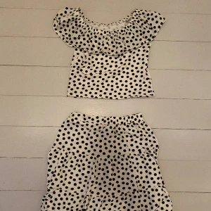 Prickig kjol och topp - En prickig kjol med topp till. Båda är från Kappahl. Kjolen är i storlek 146-152 och överdelen är i storlek 134-140. Säljer eftersom de är för små för mig.