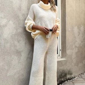 Stickad tröja och byx set  - Används lite grann, fint skick bortsett från ett hål på byxorna. Går att fixa genom att sy men vågar inte ge mig på det🩷 därav pris 