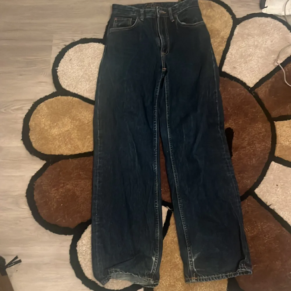 Nudie Jeans i storlek 26 i midjan. Köpta i Åhléns city så helt riktiga. Pris går att diskutera. Original pris 1500.. Jeans & Byxor.