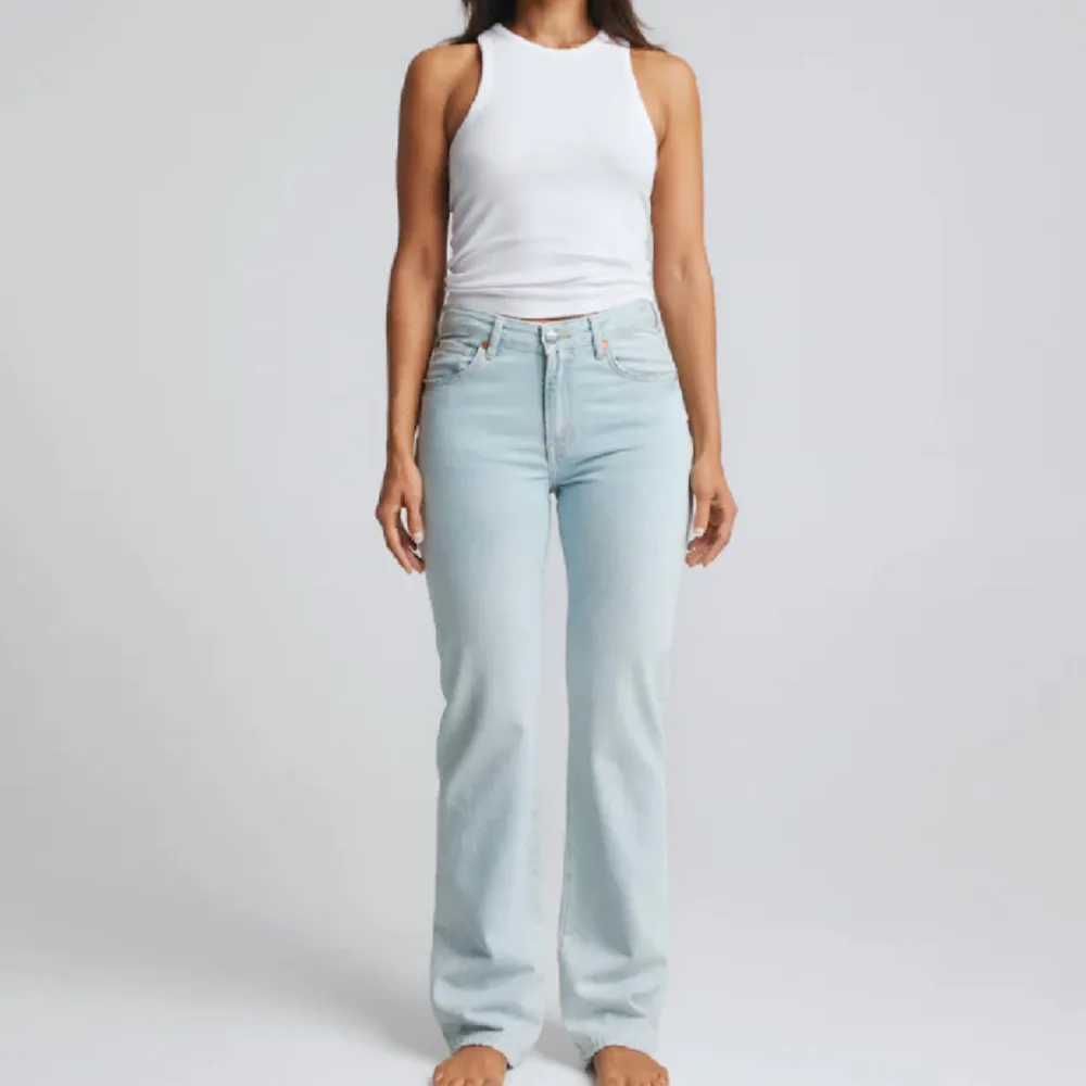 Säljer dessa snygga low straight jeans ifrån Bikbok i storlek W-25 L-32 passar perfekt på mig i längden som är 158!!nypris 699kr💗. Jeans & Byxor.