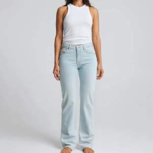 Säljer dessa snygga low straight jeans ifrån Bikbok i storlek W-25 L-32 passar perfekt på mig i längden som är 158!!nypris 699kr💗