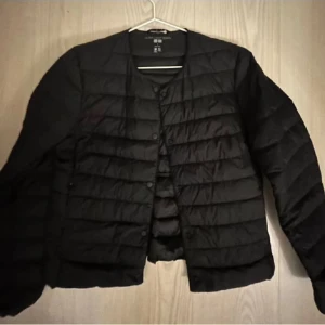 Uniqlo jacka - Svart jacka från uniqlo knappt använd!äkta dun, nypris: ca 800