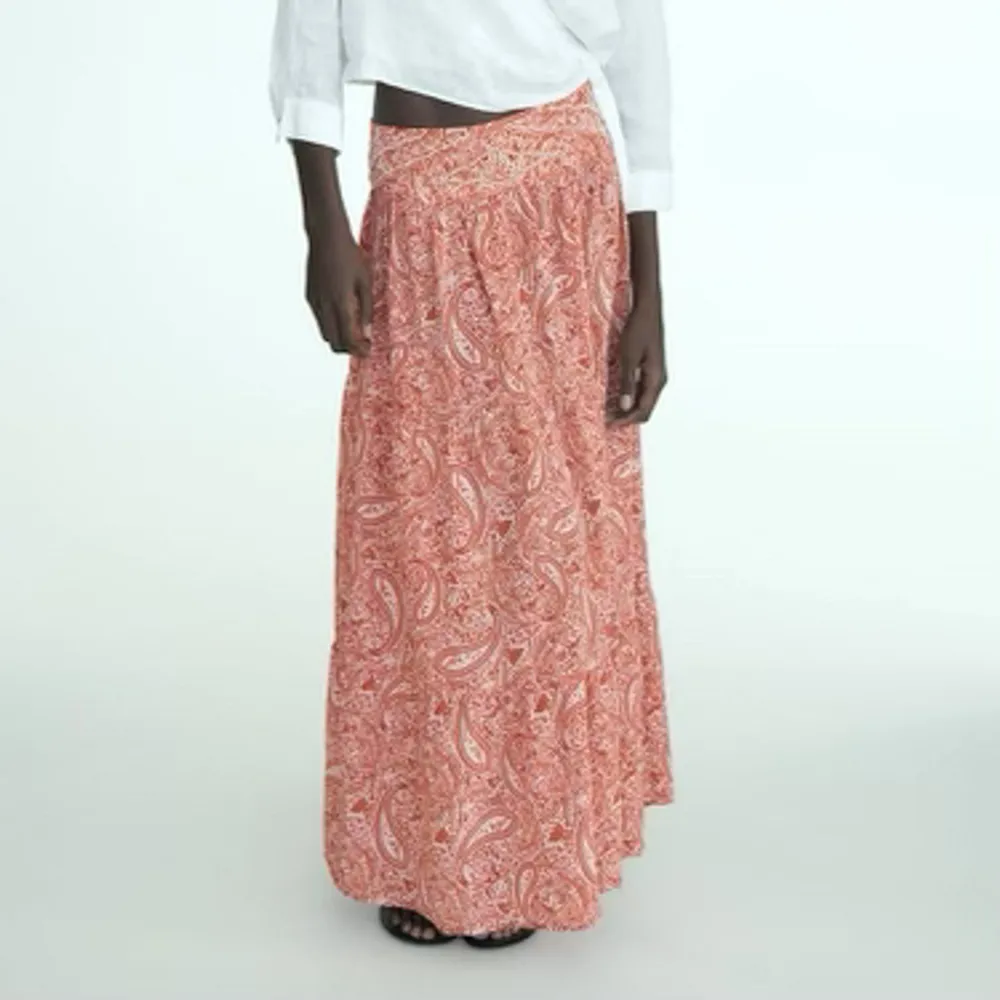 Säljer denna fina kjol från zara som är helt slutsåld på hemsidan💕 den är helt oandvänd med prislappen kvar, nypris 499kr💕kolla gärna min profil . Kjolar.