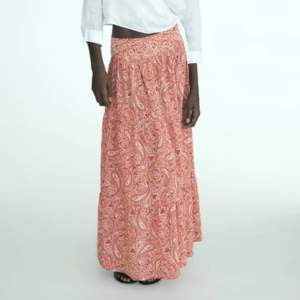 Säljer denna fina kjol från zara som är helt slutsåld på hemsidan💕 den är helt oandvänd med prislappen kvar, nypris 499kr💕kolla gärna min profil 