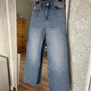 Så fina vida blå jeans i modellen Yoko från Monki💞 Strl W27. Jag säljer dom då dom tyvärr inte passar längre. 