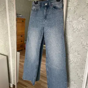 Så fina vida blå jeans i modellen Yoko från Monki💞 Strl W27. Jag säljer dom då dom tyvärr inte passar längre. 