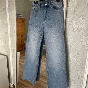 Vida blå jeans - Så fina vida blå jeans i modellen Yoko från Monki💞 Strl W27. Jag säljer dom då dom tyvärr inte passar längre. 