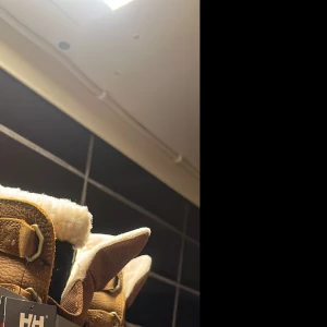 Helly Hansen vinterskor  - ,Helt nya,har bara testat på dem en gån inomhus. Etiketten är fortfarande kvar på skorn. Storlek 41 