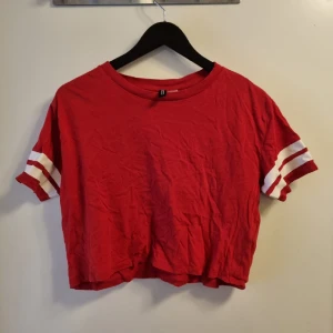 Croppad T-shirt  - Röd Croppad T-shirt 