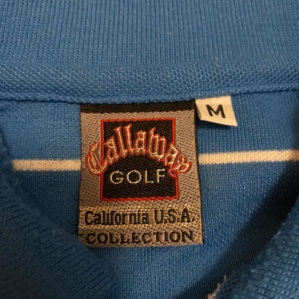 Callaway Golf Blå Pikétröja  Mycket bra skick och har knappt haft på den, 100% bomull. . T-shirts.