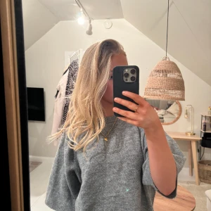 Stickad tröja med korta ärmar - Säljer denna jätte eftertraktade tröja från lager 157!! Helt slutsåld online, strl S💕 Endast använd en gång😇