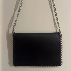 Väska  - En fin väska från Nelly  Oanvänd och jätte fin  28x19cm  