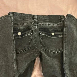Lågmidjade jeans - Säljer mina lågmidjade jeans från Gina Tricot. Säljer de pågrund av att de inte passar på mig. Jag ör 1,59 och de är ganska långa på mig. Aldrig använda. Nypris 499