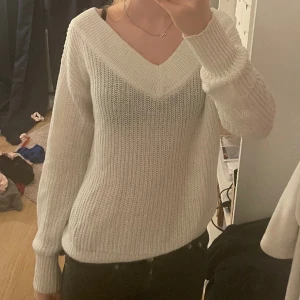 Vit stickad tröja - Säljer denna v-ringade tröjan i fint skick. Storlek Xs men passar även storlek S. 