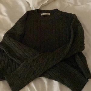 stickad tröja💗 - en lite kroppad stickad tröja från pull & bear💗 i storlek S💕