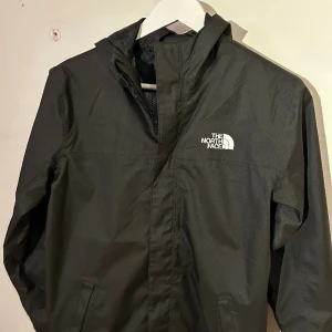 North Face Windbreaker - Hej, säljer denna snygga windbreaker. Den är använd 3 gånger och är i väldigt gott skick (inga defekter) Jackan är även helt vatten tät. 
