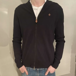Morris zip - En skit snygg mörkblå morris zip i 100%  merino ull. Storlek S och sitter som den ska. Skicket är 9/10 med inga defekter, bara lite nopprig. Nypris kan gå mellan 1500-2000 kr. Vårt pris är 499 kr! Modellen är 180 och väger cirka 60 kg