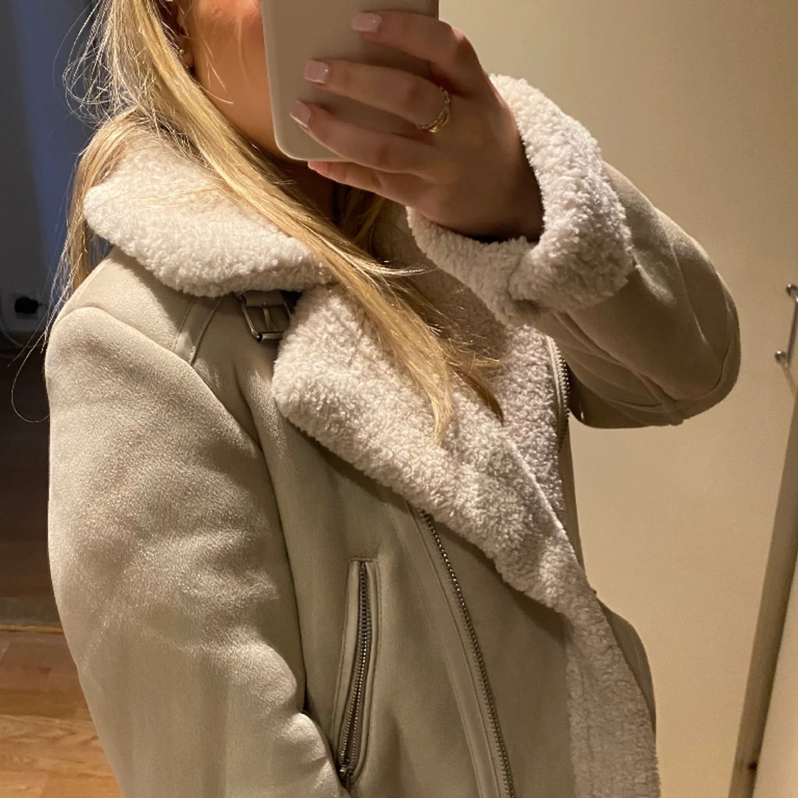Beige pälsjacka